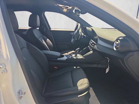 Used 2025 Alfa Romeo Giulia RWD image 20