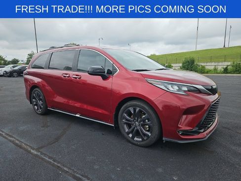 Used 2024 Toyota Sienna XSE w/ XSE Plus Package FWD image 8