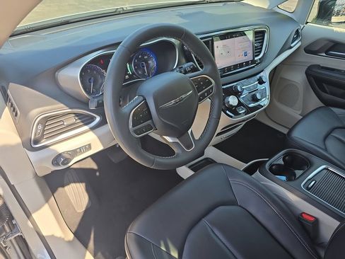 Used 2024 Chrysler Pacifica Touring-L FWD image 11