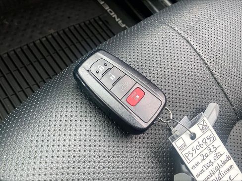 Used 2023 Toyota Highlander Platinum image 14