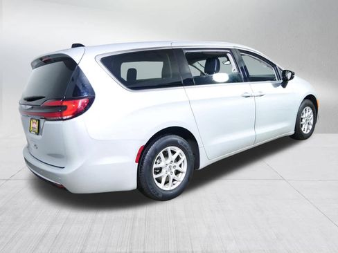 Used 2024 Chrysler Pacifica Touring-L FWD image 7