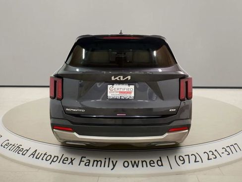 Used 2025 Kia Sorento S AWD/4WD image 4