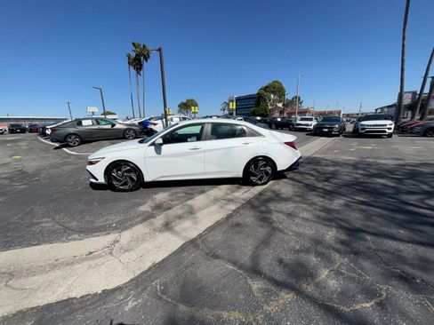 Used 2025 Hyundai Elantra Limited image 16