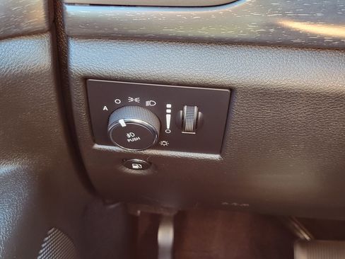 Used 2018 Jeep Grand Cherokee Altitude AWD/4WD image 10