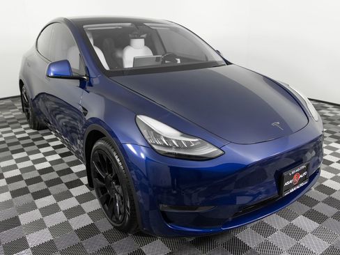 Used 2022 Tesla Model Y Long Range image 10