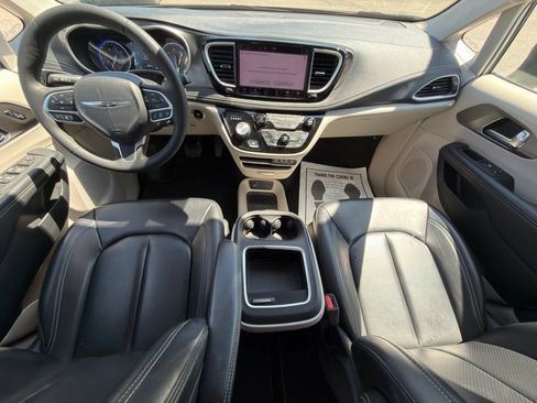 Used 2023 Chrysler Pacifica Touring-L AWD/4WD image 9