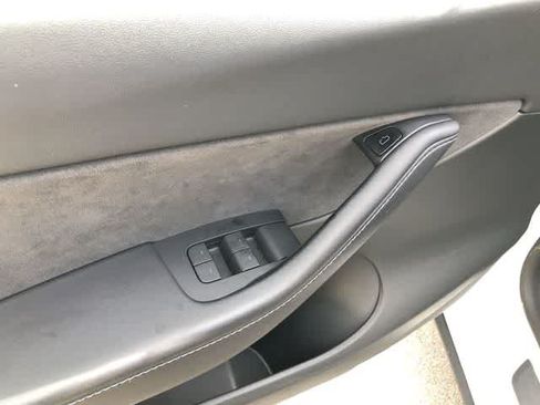 Used 2022 Tesla Model Y Long Range AWD/4WD image 31