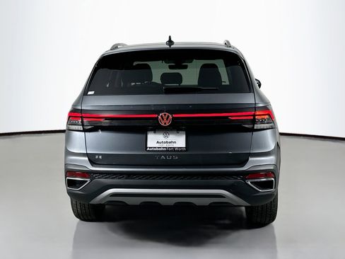 Certified 2025 Volkswagen Taos SE image 5