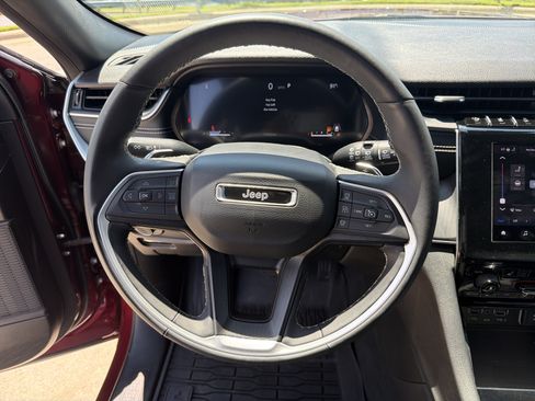 Used 2024 Jeep Grand Cherokee Altitude RWD image 11