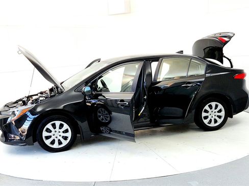 Used 2022 Toyota Corolla LE image 10