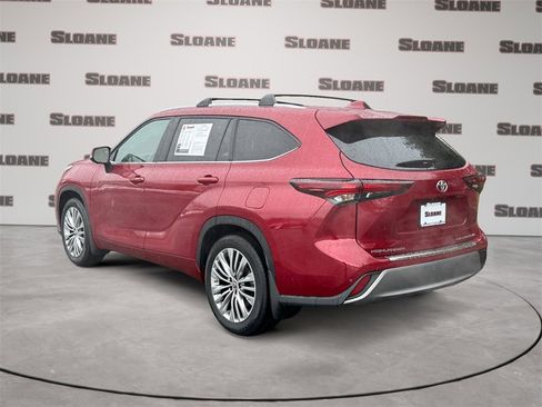 Used 2024 Toyota Highlander Platinum image 3