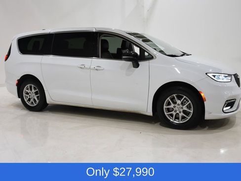 Used 2024 Chrysler Pacifica Touring-L image 3