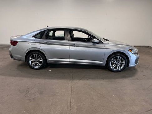 Used 2024 Volkswagen Jetta SE FWD image 2