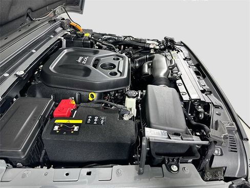 Used 2022 Jeep Wrangler Unlimited Sahara w/ Cold Weather Group image 17