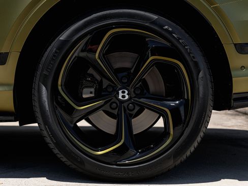 Used 2024 Bentley Bentayga image 24