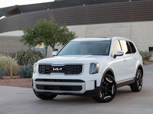 Certified 2024 Kia Telluride S w/ S Sunroof Package FWD image 3