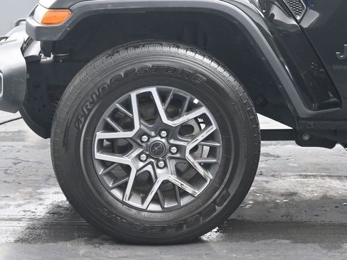 Used 2025 Jeep Wrangler Unlimited Sahara AWD/4WD image 29