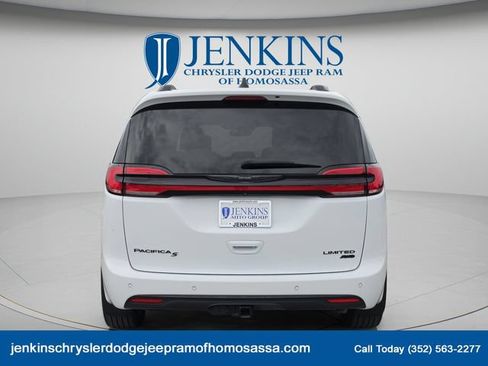 Used 2024 Chrysler Pacifica Limited AWD/4WD image 5