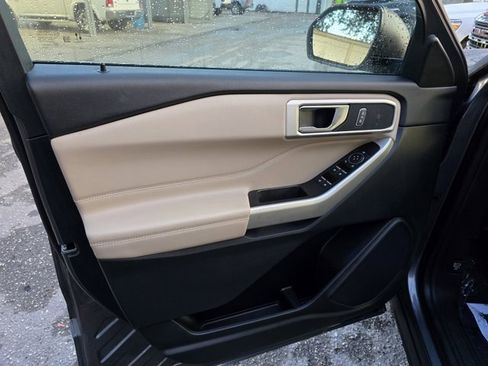 Used 2022 Ford Explorer XLT image 12