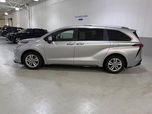 Used 2025 Toyota Sienna Limited AWD/4WD image 5