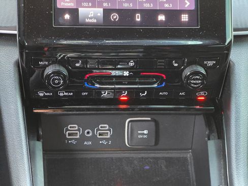 Used 2023 Jeep Grand Cherokee Altitude AWD/4WD image 22