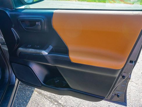 Used 2016 Toyota Tacoma SR5 w/ SR5 Appearance Package (SN) AWD/4WD image 19