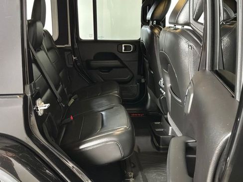 Used 2019 Jeep Wrangler Unlimited Sahara w/ Uconnect 4C Nav & Sound Group AWD/4WD image 16
