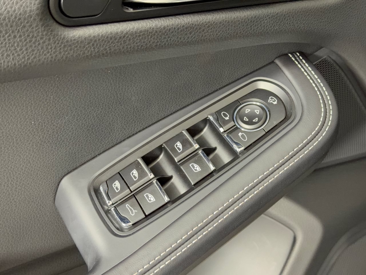 Used 2026 Porsche Macan Turbo AWD/4WD image 17