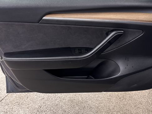 Used 2023 Tesla Model 3 Standard Range image 3