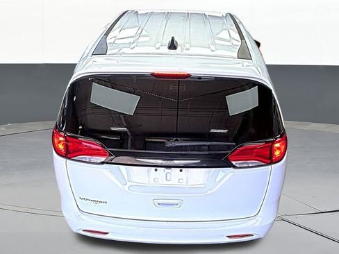 Used 2022 Chrysler Voyager LX image 5