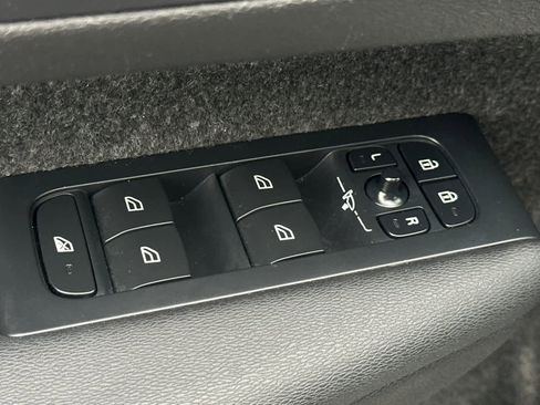 Used 2023 Volvo XC40 B4 Core w/ Convenience Package image 14