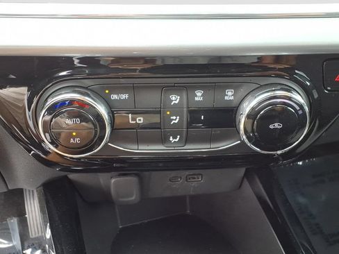 Used 2025 Chevrolet Trax LT FWD image 19