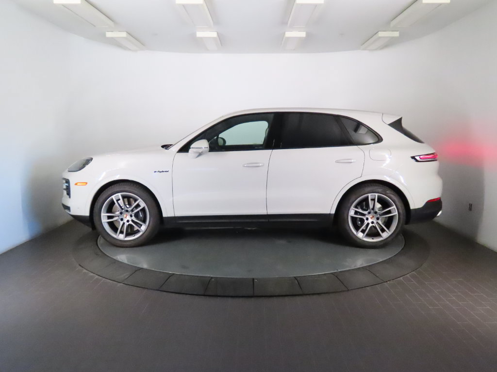 Certified 2026 Porsche Cayenne E-Hybrid AWD/4WD image 2