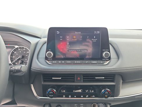 Used 2025 Nissan Rogue SV FWD image 18