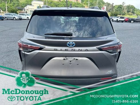 Used 2023 Toyota Sienna XLE FWD image 11