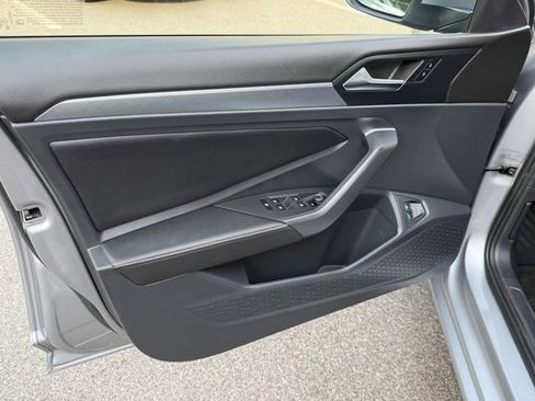 Certified 2023 Volkswagen Jetta SE w/ Panoramic Sunroof Package FWD image 16