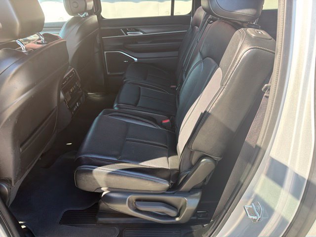 Used 2024 Jeep Wagoneer L Series II RWD image 11
