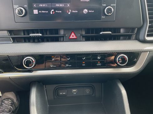 Used 2025 Kia Sportage LX FWD image 21