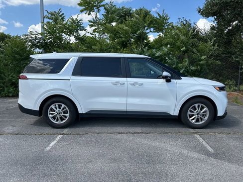 Used 2024 Kia Carnival LX FWD image 2