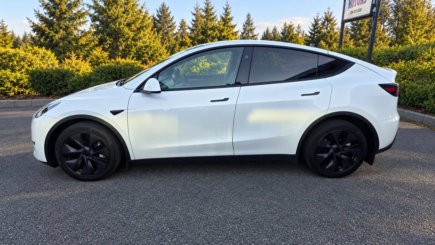 Used 2024 Tesla Model Y Long Range AWD/4WD image 2
