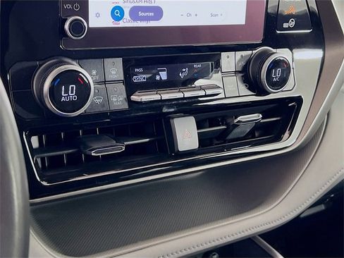 Used 2024 Toyota Highlander LE image 15