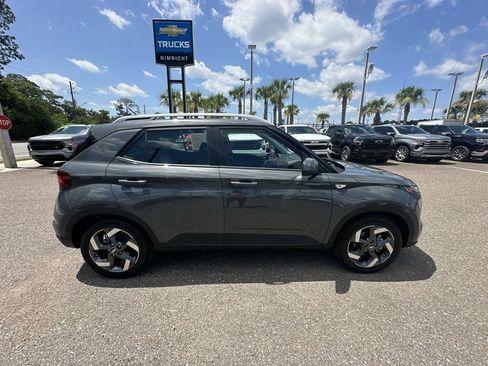 Used 2025 Hyundai Venue SEL FWD image 17