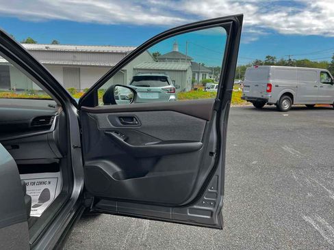 Used 2023 Nissan Rogue S image 14