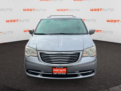 Used 2015 Chrysler Town & Country Touring image 8