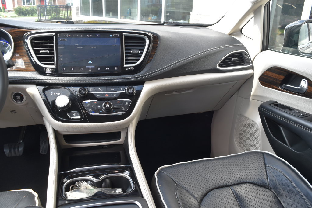 Used 2023 Chrysler Pacifica Limited FWD image 13