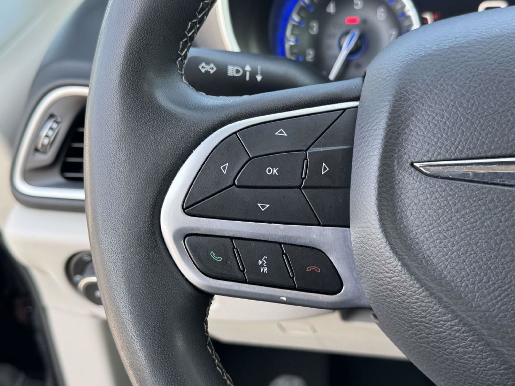 Used 2024 Chrysler Pacifica Touring-L FWD image 22