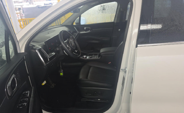 Used 2025 Kia Sorento EX AWD/4WD image 5