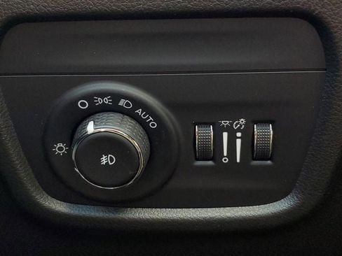 Used 2022 Jeep Grand Cherokee Limited w/ Luxury Tech Group II image 37