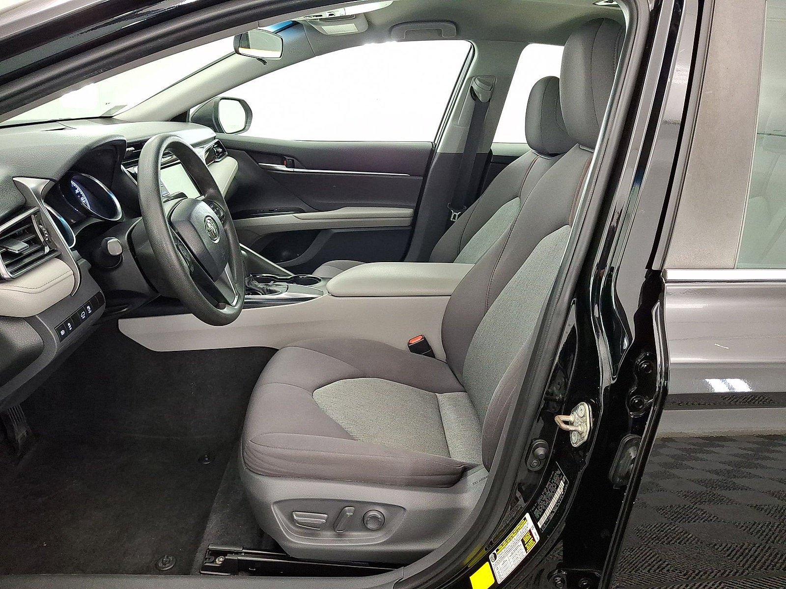Used 2020 Toyota Camry LE FWD image 3