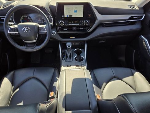 Used 2023 Toyota Highlander XLE image 14